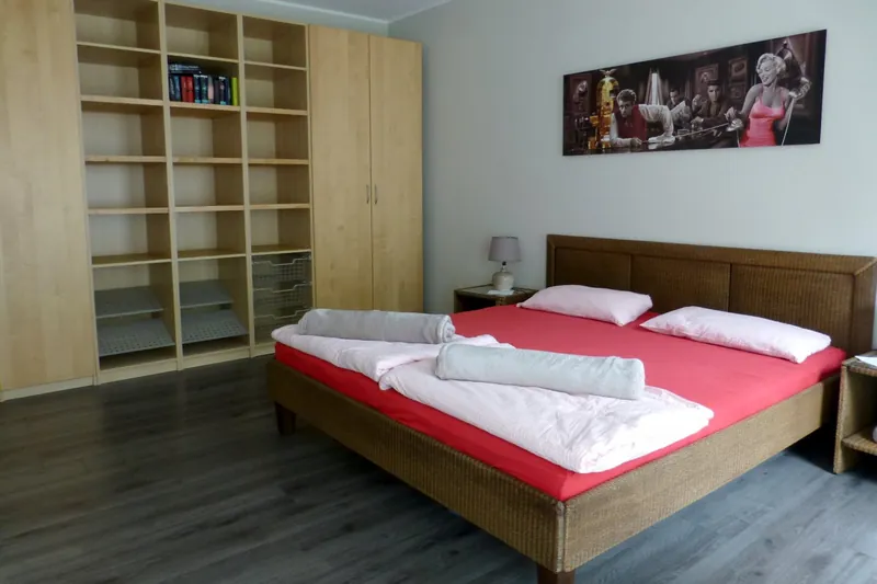 Großes Schlafzimmer in Fördeblick 1 mit Doppelbett 180 × 200 cm