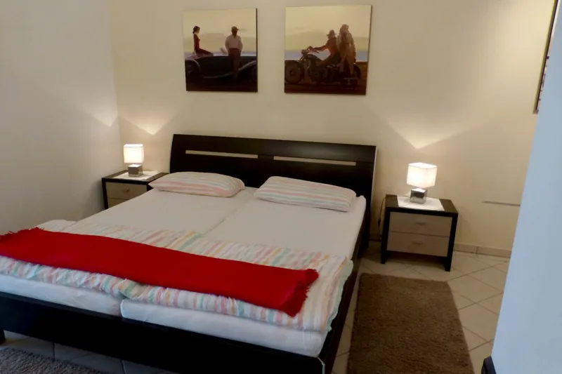 Schlafzimmer in Fördeblick 2 mit Doppelbett 180 × 200 cm