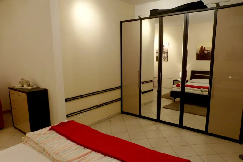 Kleiderschrank mit Spiegeltüren im Schlafzimmer