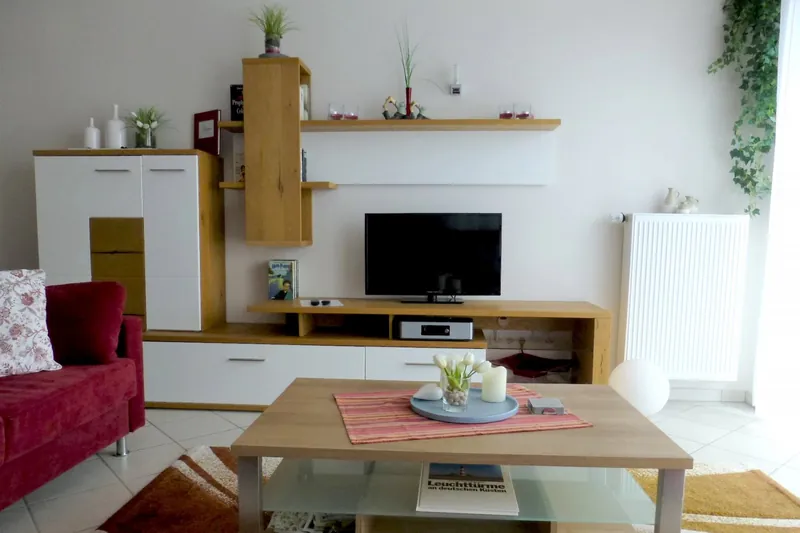 Wohnbereich von Fördeblick 2 mit Sofa und Fernseher