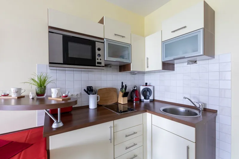 Küchenecke mit Ceran-Kochfeld, Spüle, Mikrowelle und Tassimo-Maschine