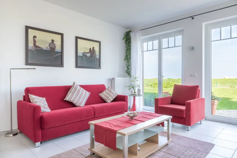 Wohnraum von Fördeblick 3 mit Sitzecke und Fenster zum Garten