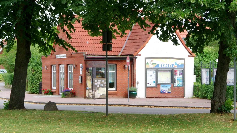 Rotes Backsteinhäuschen der Gäste-Information Stein unter Bäumen