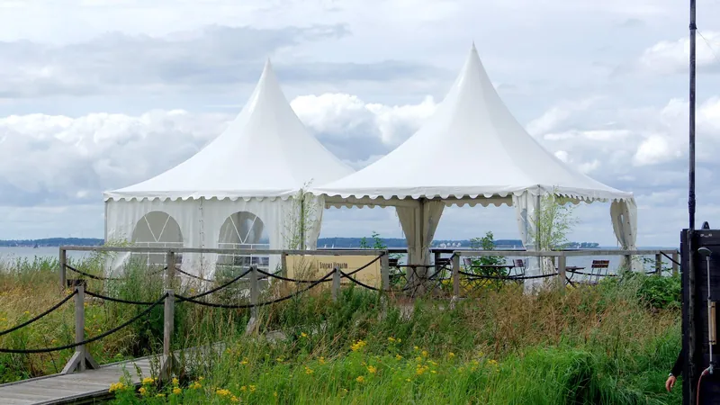 Weiße Festzelte am Strand von Stein mit Blick auf die Ostsee