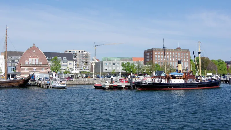 Historische Schiffe im Museumshafen Kiel vor Backsteinbauten