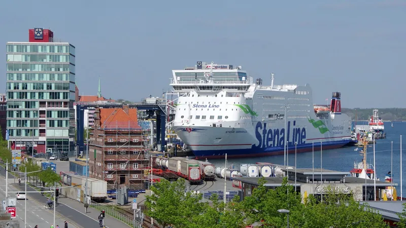 Fähre Stena Germanica am Kai in Kiel, davor die Stadt