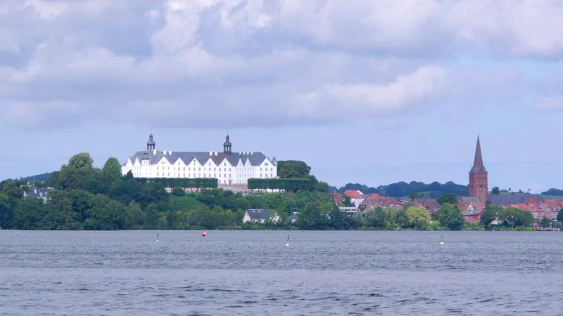 Plöner Schloss und Marktkirche über dem Großen Plöner See