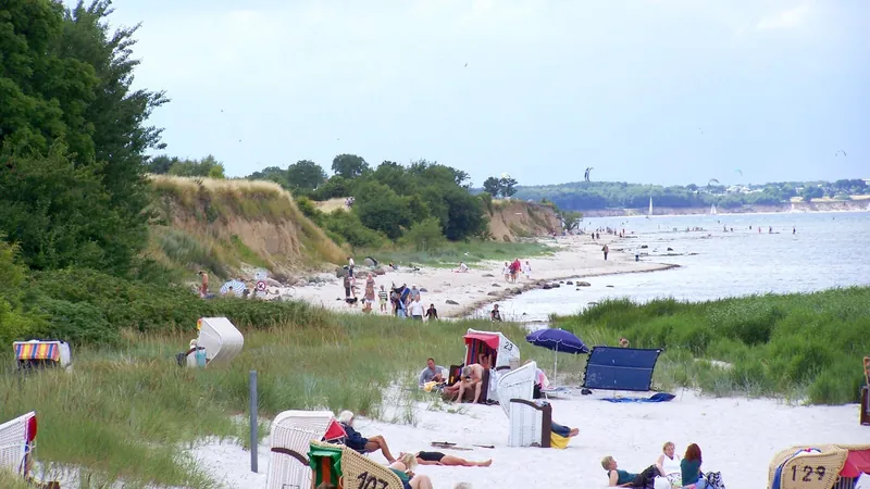Badestrand unterhalb der Steilküste Richtung Laboe