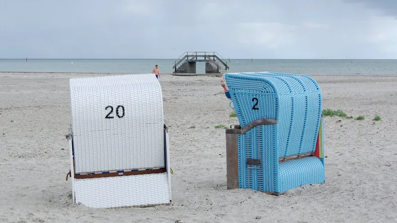 Reihe von Strandkörben am Strand von Stein