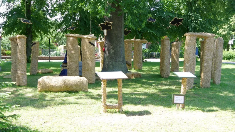 Aus Strohballen gebauter Steinkreis „Strohhenge“ auf einer Wiese in Fiefbergen